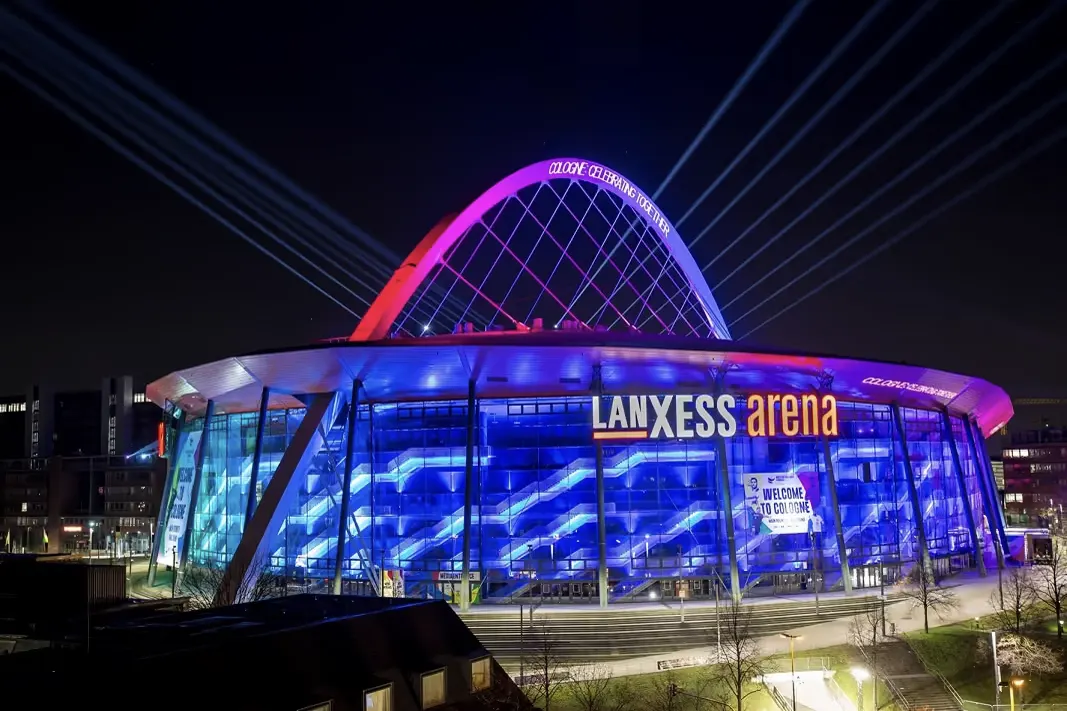 Die LANXESS arena in Köln bei Nacht, blau angestrahlt.